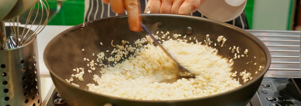 Preparazione Risotto mantecato con crema di tenerumi Preparazione Risotto mantecato con crema di tenerumi