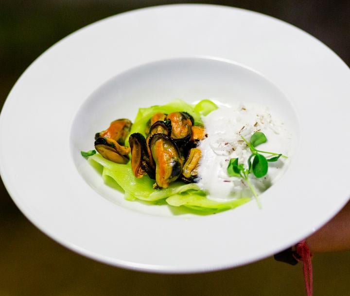 Nidi di zucchina Lagenaria marinata, cozze scoppiate, spuma di cocco e cocco rapè Nidi di zucchina Lagenaria marinata, cozze scoppiate, spuma di cocco e cocco rapè