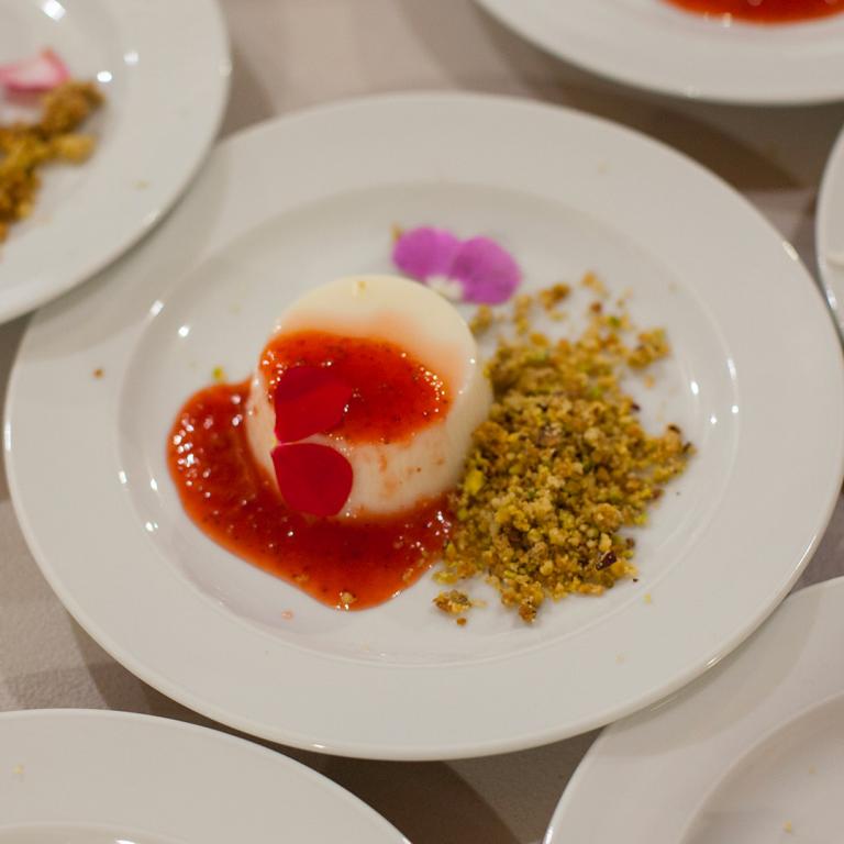 Bianco mangiare con salsa di fragoline di Ribera, crumble di mandorle e salvia Bianco mangiare con salsa di fragoline di Ribera, crumble di mandorle e salvia