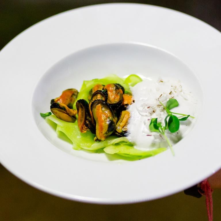 Nidi di zucchina Lagenaria marinata, cozze scoppiate, spuma di cocco e cocco rapè Nidi di zucchina Lagenaria marinata, cozze scoppiate, spuma di cocco e cocco rapè