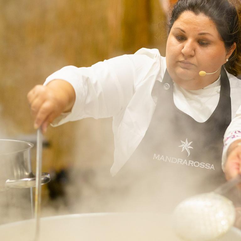 Risotto mantecato con crema di tenerumi, limone e tartare di gambero Risotto mantecato con crema di tenerumi, limone e tartare di gambero
